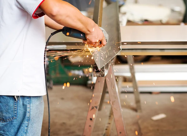 Worker using an angle grinder — Stock Photo, Image