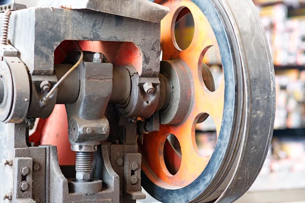 Wheel and gears, detail of an old paper guillotine — Stock Photo, Image