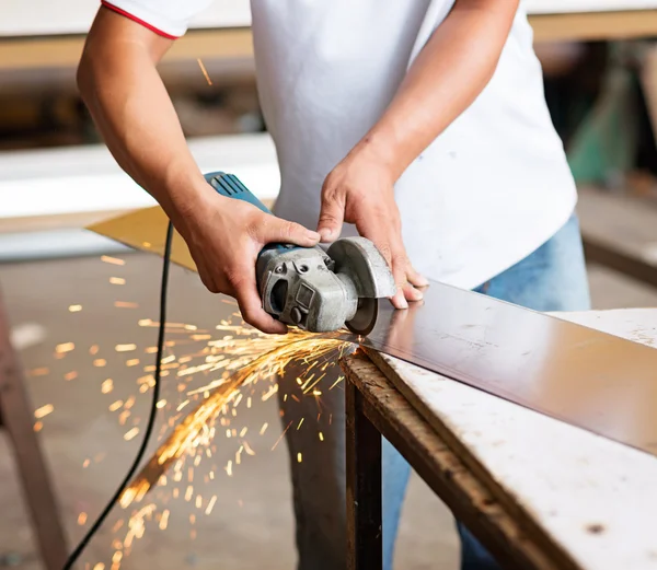 Worker using an angle grinder — Stock Photo, Image