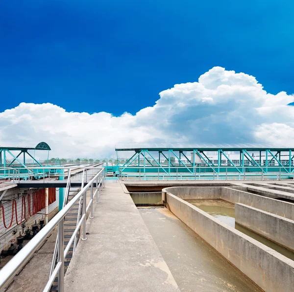 Moderna estação de tratamento de águas residuais urbanas — Fotografia de Stock