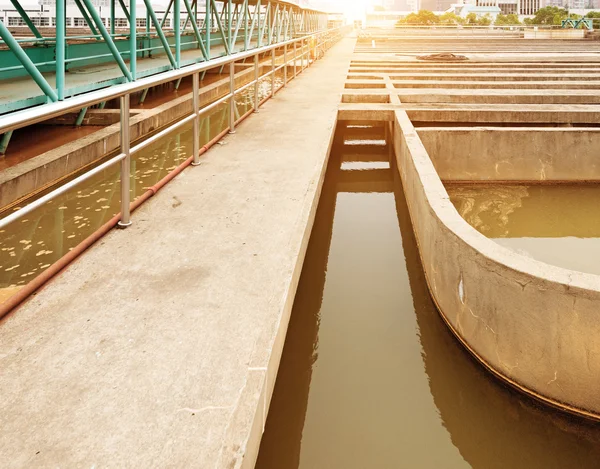 Moderna planta de tratamiento de aguas residuales urbanas — Foto de Stock