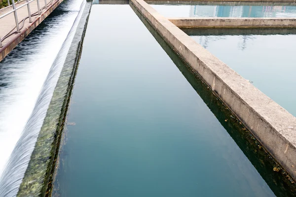 Moderno impianto di trattamento delle acque reflue urbane — Foto Stock