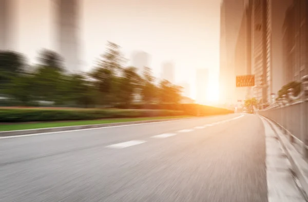 The sunset of the busy roads of major cities — Stock Photo, Image