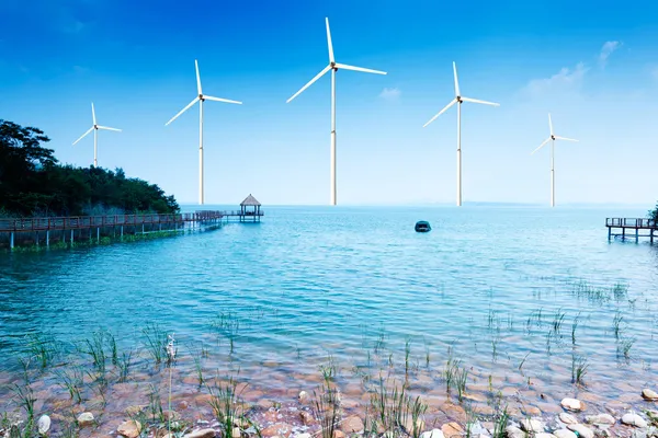 Witte windturbine opwekking van elektriciteit op zee — Stockfoto