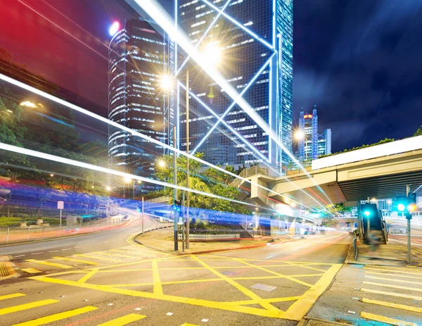 Ночной вид Гонконга с автомобильным светом — стоковое фото