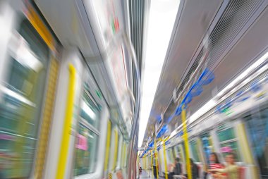 Metrodaki insanlar.