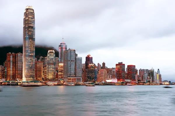 Hong Kong vista noturna de Victoria Harbor, Hong Kong Island distrito de negócios — Fotografia de Stock