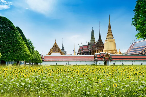 Um pagode dourado, Grand Palace, Bangkok, Tailândia — Fotografia de Stock