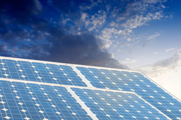 Paneles de energía solar con cielo azul — Foto de Stock