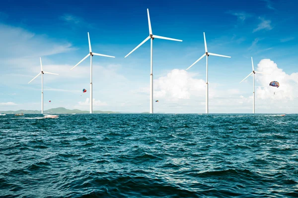 Witte windturbine opwekking van elektriciteit op zee — Stockfoto