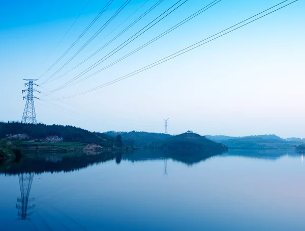 Hoog-voltage draden boven het meer — Stockfoto