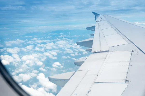Wing aircraft in altitude during flight — Stock Photo, Image