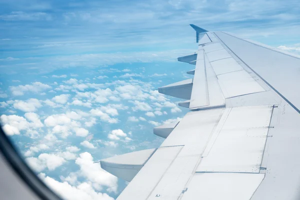 Avión ala en altitud durante el vuelo —  Fotos de Stock