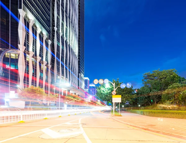 Lätta spår på gatan i skymningen i guangdong, Kina — Stockfoto