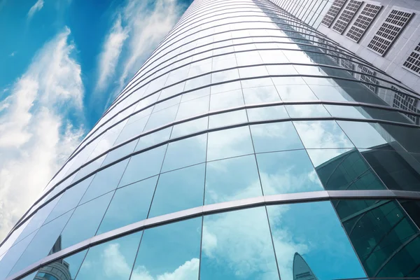 Edifício de negócios moderno com reflexão do céu — Fotografia de Stock