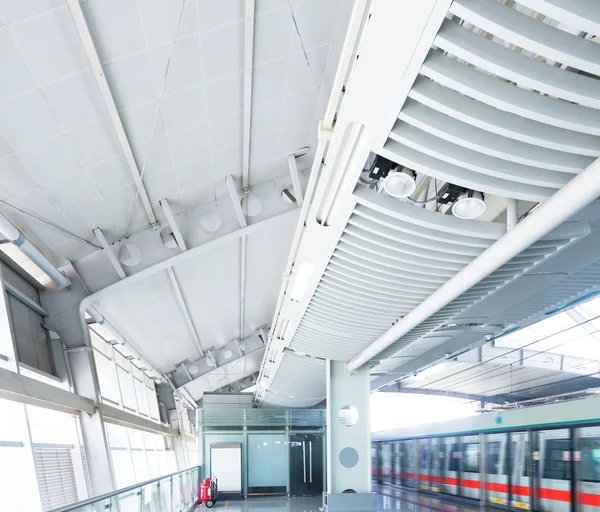 Parada de tren en la estación — Foto de Stock