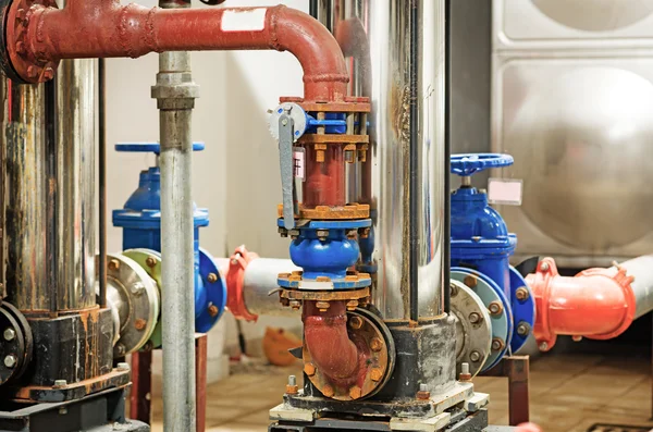 Pompa a pressione per l'acqua corrente in un edificio — Foto Stock