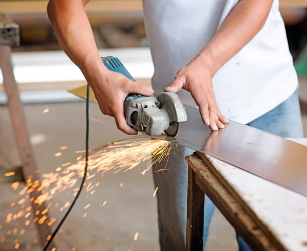 Saldatore sul lavoro — Foto Stock