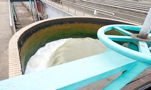 Moderno impianto di trattamento delle acque reflue urbane — Foto Stock