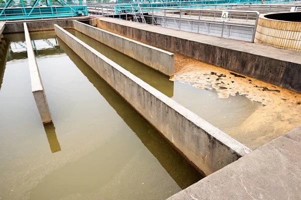 Moderna planta de tratamiento de aguas residuales urbanas —  Fotos de Stock