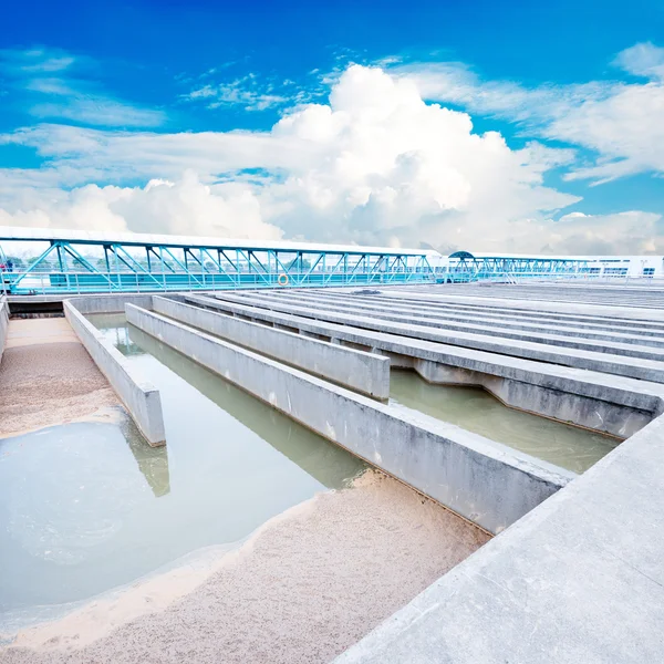 Station moderne de traitement des eaux usées urbaines — Photo