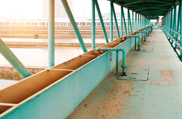 Moderna estação de tratamento de águas residuais urbanas — Fotografia de Stock