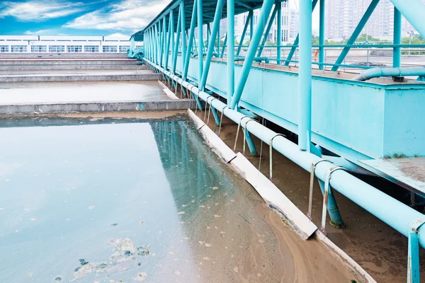Moderna estação de tratamento de águas residuais urbanas — Fotografia de Stock