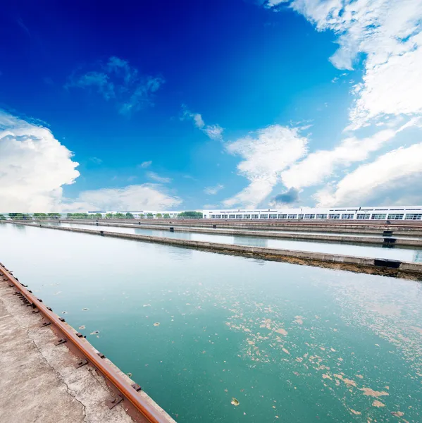 Moderna planta de tratamiento de aguas residuales urbanas — Foto de Stock