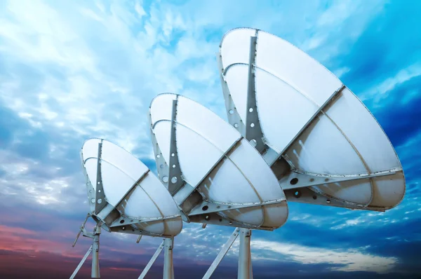 Uydu çanak antenler — Stok fotoğraf