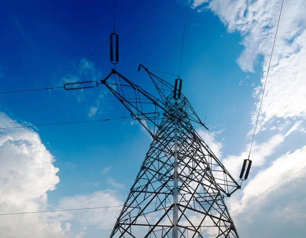 Fondo del cielo torre de alto voltaje — Foto de Stock