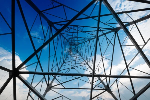 Fondo del cielo torre de alto voltaje — Foto de Stock