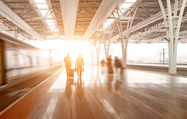 Tågstopp på järnvägsstation — Stockfoto