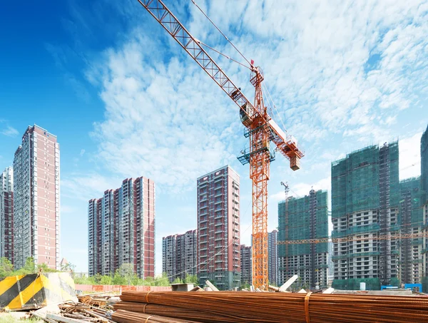 Construção em construção com trabalhadores — Fotografia de Stock