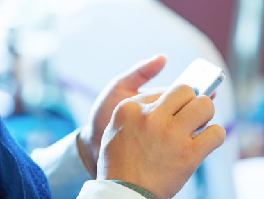 Ellerini tutarak ve akıllı telefon işaret