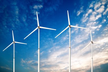 Yeşil yenilenebilir enerji kavramı - Gökyüzünde rüzgar jeneratörü türbinleri