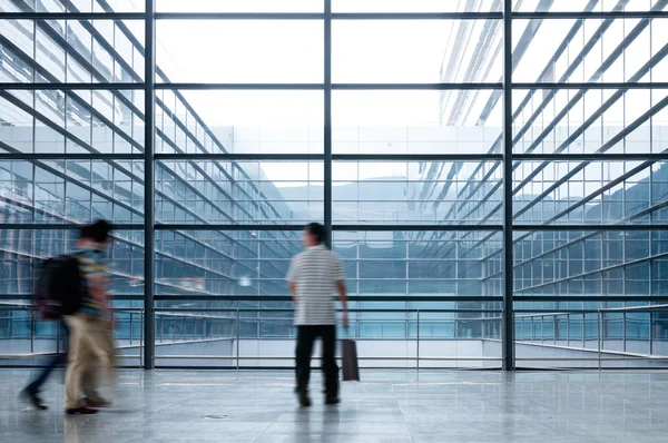 Menschensilhouette in der Halle eines Bürogebäudes — Stockfoto