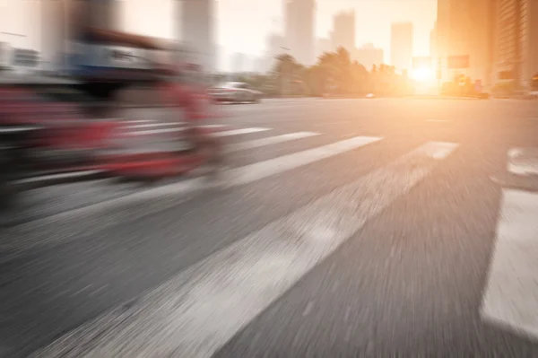 El atardecer de las concurridas carreteras de las principales ciudades —  Fotos de Stock