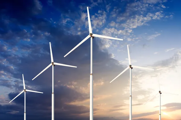 Yeşil yenilenebilir enerji kavramı - Gökyüzünde rüzgar jeneratörü türbinleri — Stok fotoğraf