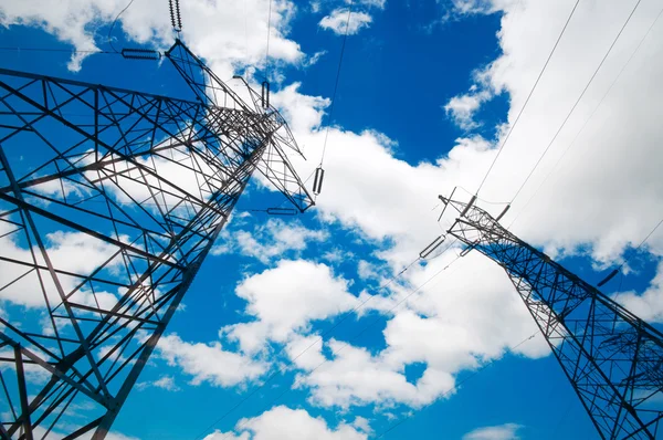 Fondo del cielo torre de alto voltaje — Foto de Stock