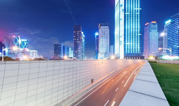 Trilhas de luz na rua ao anoitecer em guangdong, China — Fotografia de Stock