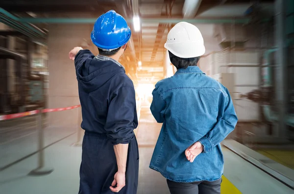 Команда строителей в шлемах на рабочем месте в f — стоковое фото