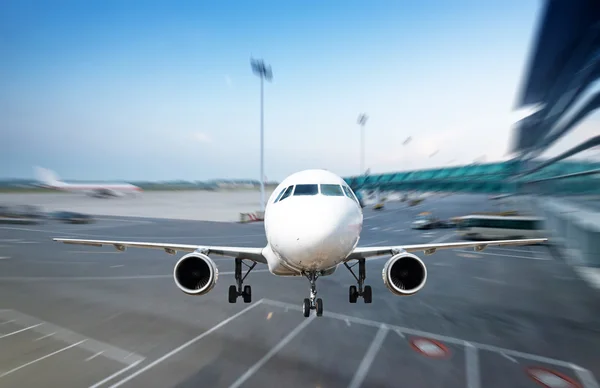 Avião de passageiros voar para cima sobre a decolagem do aeroporto — Fotografia de Stock