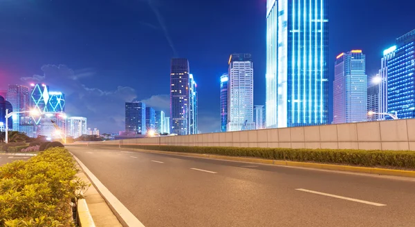 Senderos ligeros en la calle al atardecer en guangdong, China — Foto de Stock