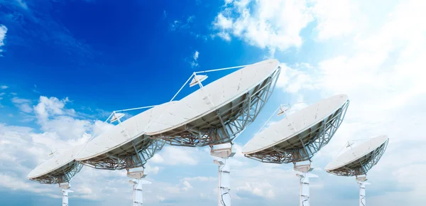 Satelliet schotel-antennes — Stockfoto