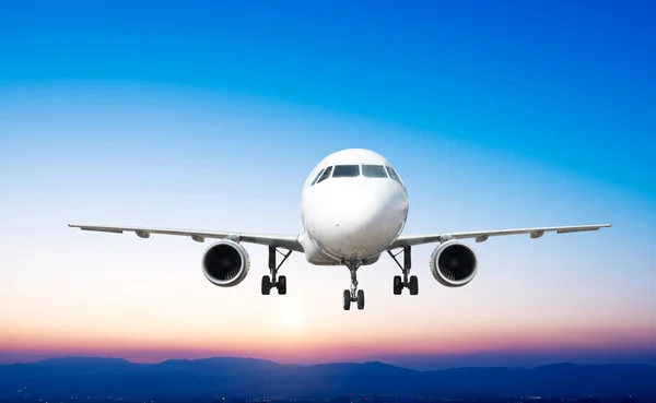 Avión de pasajeros volar por encima de la pista de despegue desde el aeropuerto en su —  Fotos de Stock