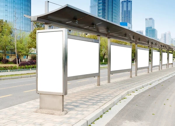 Fermata dell'autobus cartellone sul palco — Foto Stock