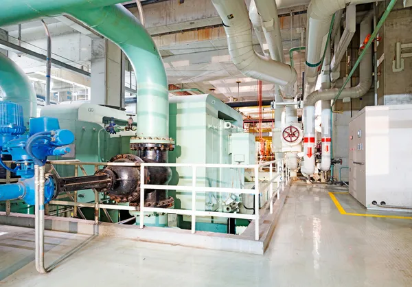 Equipos, cables y tuberías que se encuentran en el interior de la energía industrial — Foto de Stock