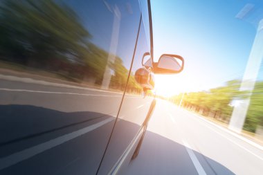 arka plan bulanıklık hareket ile yolda araba