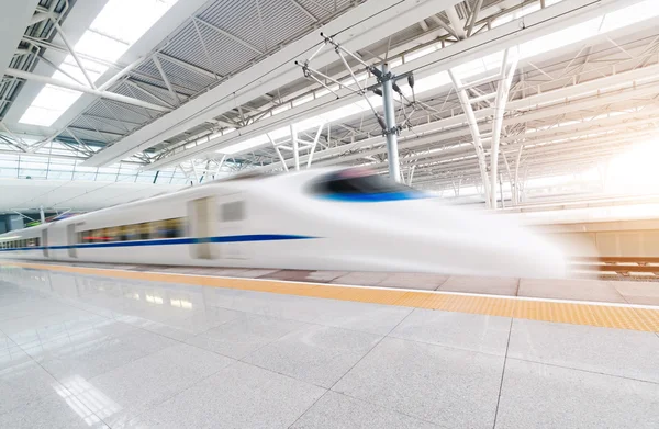 Treno in rapido movimento — Foto Stock