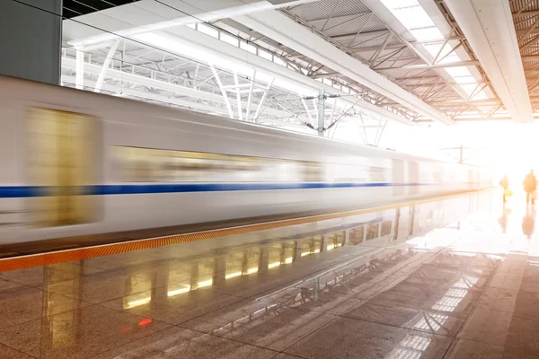 Trein stop bij station — Stockfoto